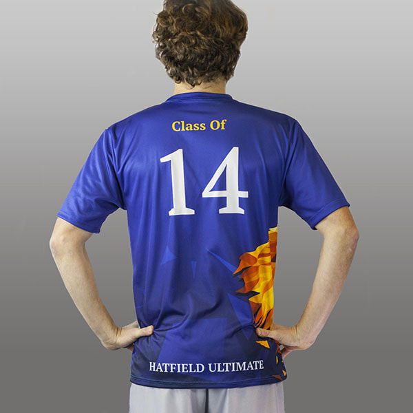achterkant van een man met een blauwe gesublimeerde shirt nummer 14