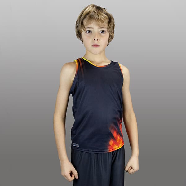 enfant portant un maillot de course à pied noir et feu
