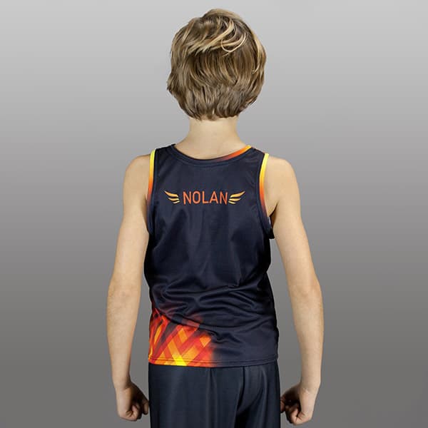 achterkant van een kind met een zwart en vuur hardloopshirt