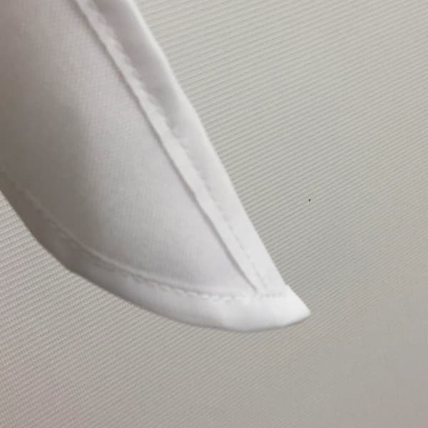 triangle textile blanc avec biais cousu