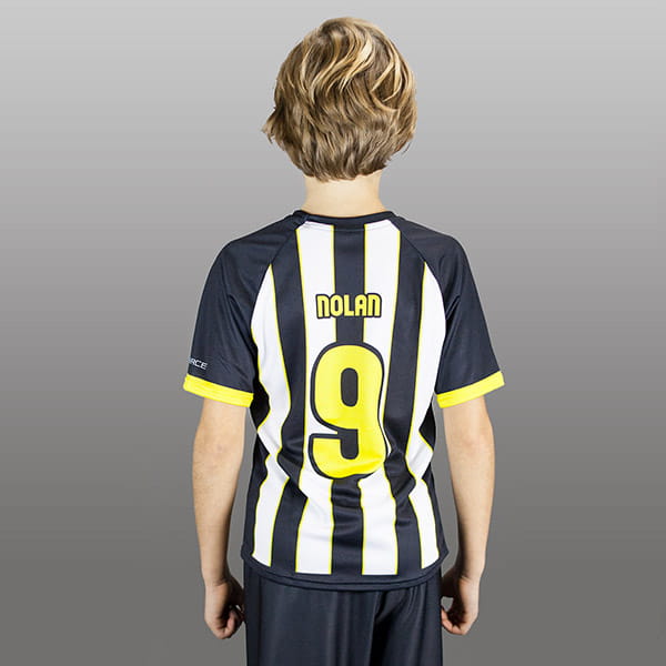 kind van achter in zwart-wit gestreepte raglan-shirt met nummer 9