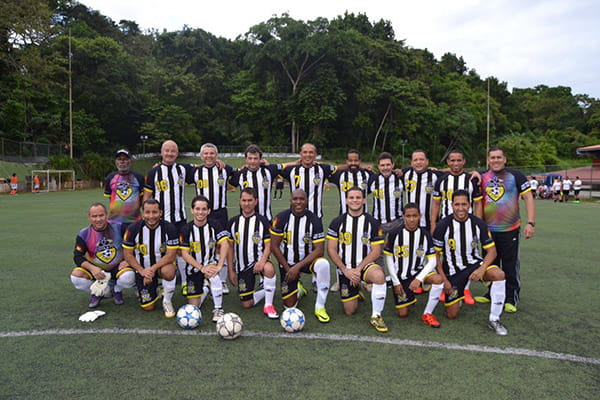 loyola voetbalteam dragen zwarte en gele gesublimeerde shirts poseren op grasveld