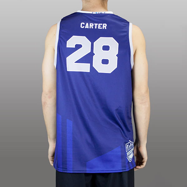 achterkant van een man met nummer 28 en een blauwe basketbalshirt
