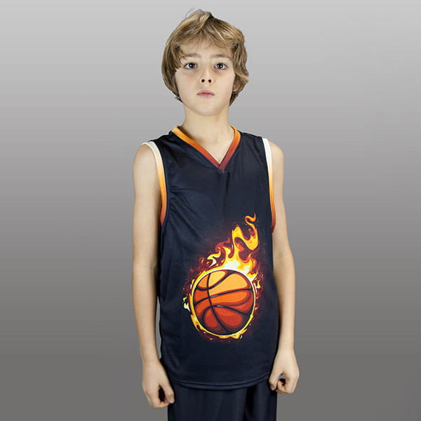 kind draagt een ​​zwarte basketbalshirt met vlammende bal