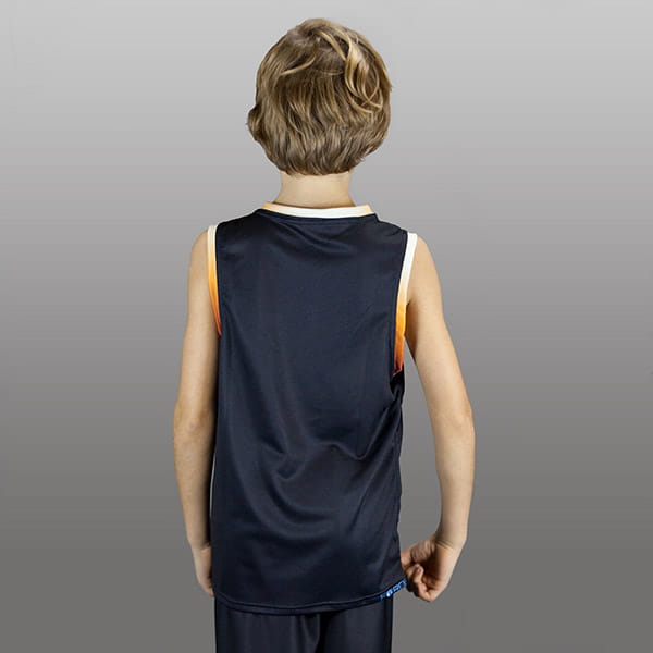 kind van achter draagt een ​​zwarte basketbalshirt