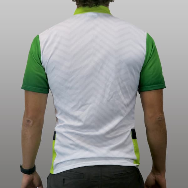 man van achteren met witte en groene trekking shirt