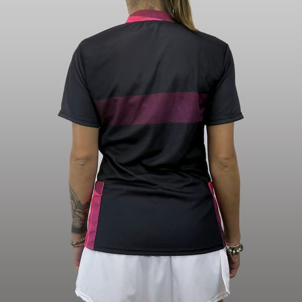 vrouw van achteren gekleed in zwarte en roze trekking shirt