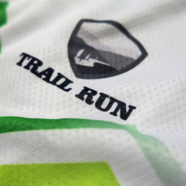 zwart-wit 'trailrun'-logo gedrukt op sportstof door sublimatie