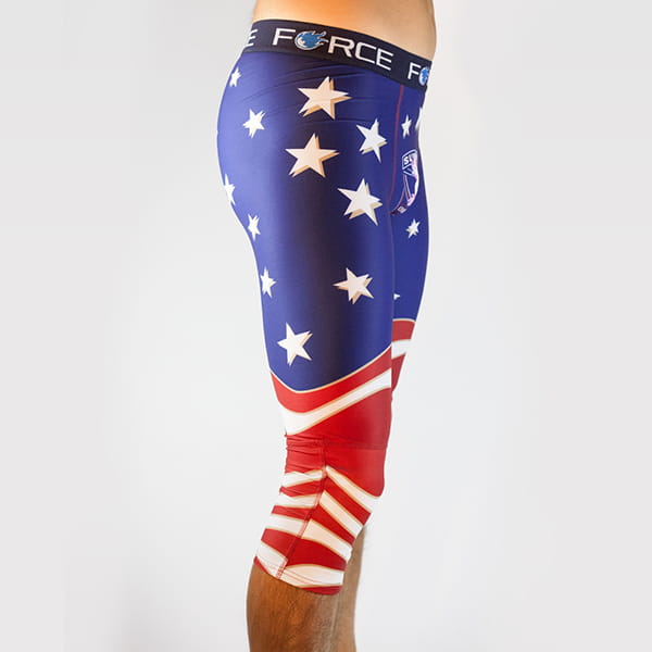 rechter profielaanzicht van de benen van een man in blauwe en rode Amerikaanse panty met Force riem