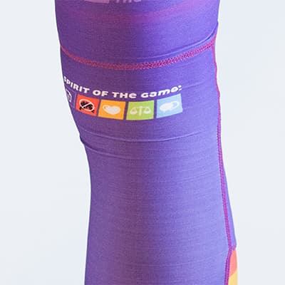 paarse legging aan de achterkant van de knie