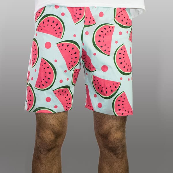 vue de face de jambes d'homme portant un short avec des pastèques