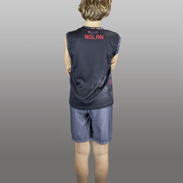 kind van achteren met grijze korte broek en zwarte tanktop