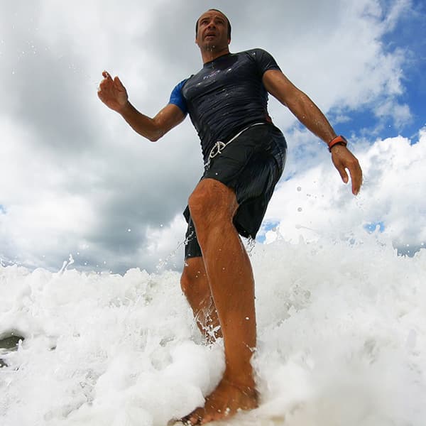 homme surfant debout sur une planche de surf