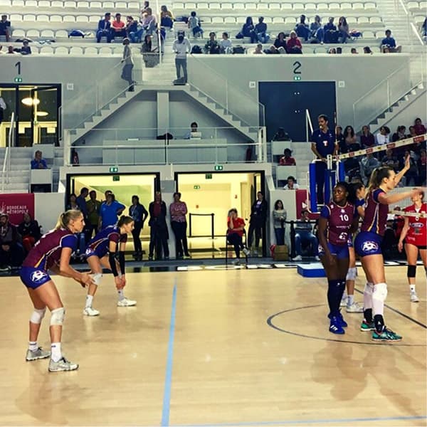 bmv vrouwen volleyballers aan het spelen