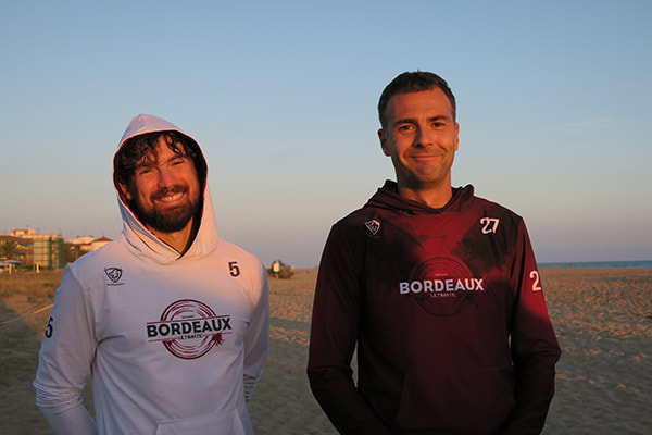 thumbnail two men wearing 33tours hoodies on the beach