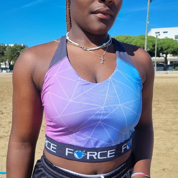 borst van een zwarte vrouw, gekleed in een kleurrijke sportbeha