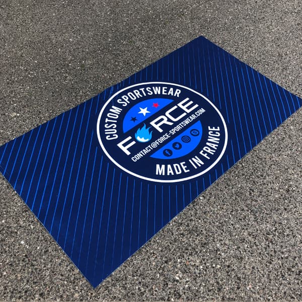 tapis bleu force sportswear au sol