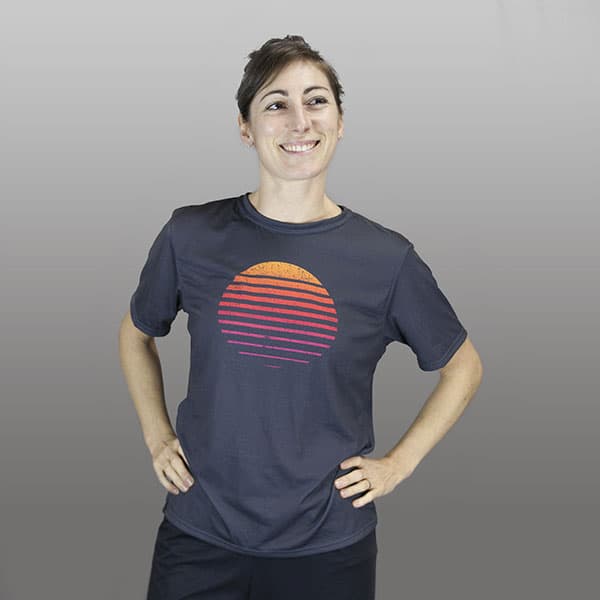 femme portant un t-shirt sublimé gris foncé avec un coucher de soleil