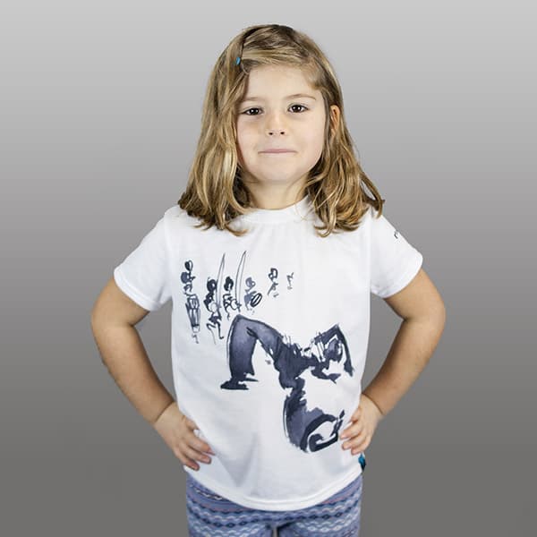 meisje draagt een wit capoeira gesublimeerd t-shirt