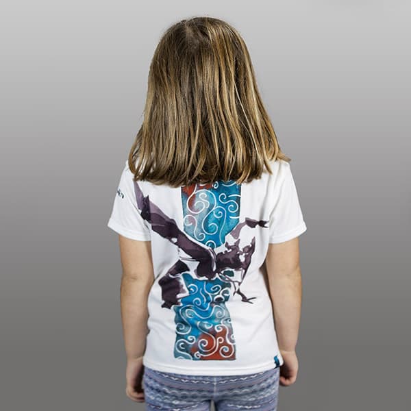 vue de dos d'une fille portant un t-shirt sublimé de capoeira coloré