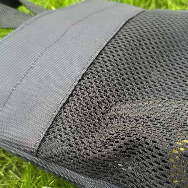 zoom on the breathable mesh fabric of the cleats bag