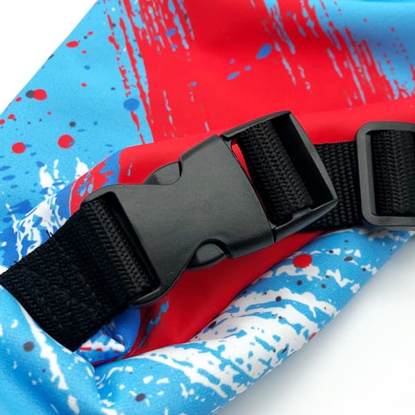 sangle noire avec clip sur textile bleu clair sublimé