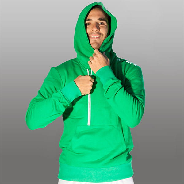 man met groene hoodie met capuchon omhoog