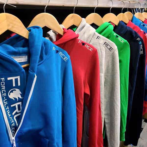 sweats à capuche de différentes couleurs sur cintres