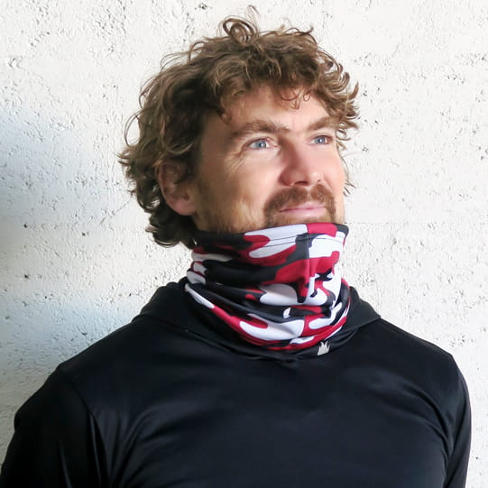 homme portant un bandana camouflage rouge autour du cou