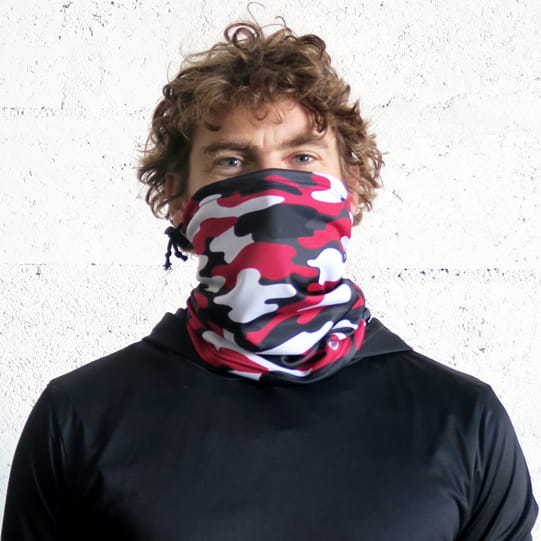 homme portant un bandana camouflage rouge sur son visage