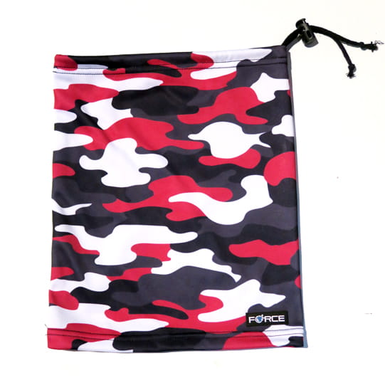 chauffe-cou camouflage rouge sur fond blanc