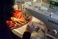 ouvrière travaillant à une machine de couture